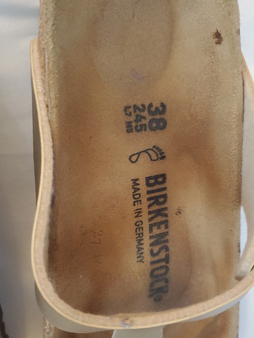 Birkenstock Women’s Gizeh Sandals in Light Tan with Gold Buckle Size 38 - Picture 2 of 7